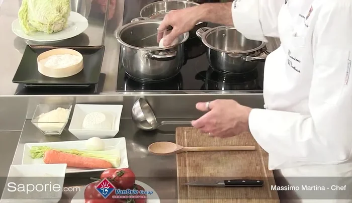 Preparare il brodo: in acqua bollente, aggiungere cipolla tritata, sedano e mezza carota.