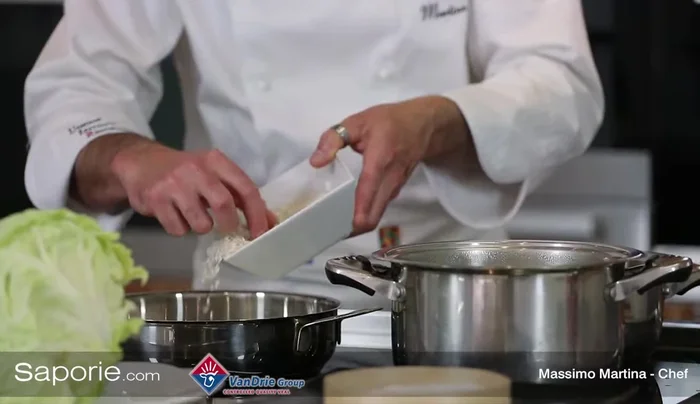 Tostare il riso in una padella con olio, aggiungendo metà di uno scalogno sbucciato per aroma.