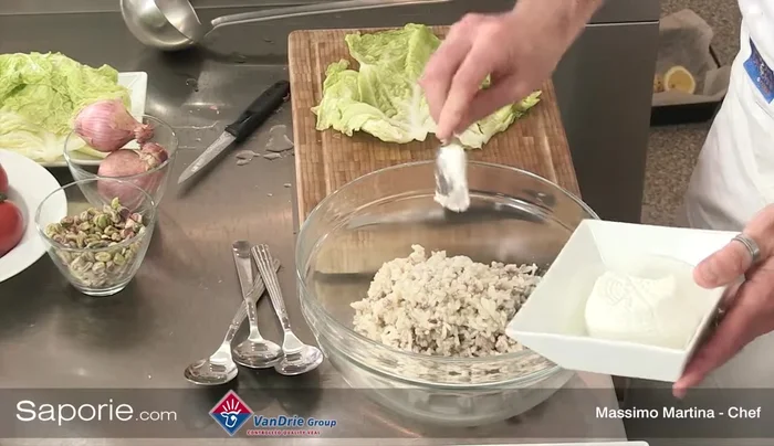 Preparare il ripieno: unire il riso cotto con la polpa di vitello, ricotta, robiola, parmigiano, pistacchi tritati, sale e pepe.