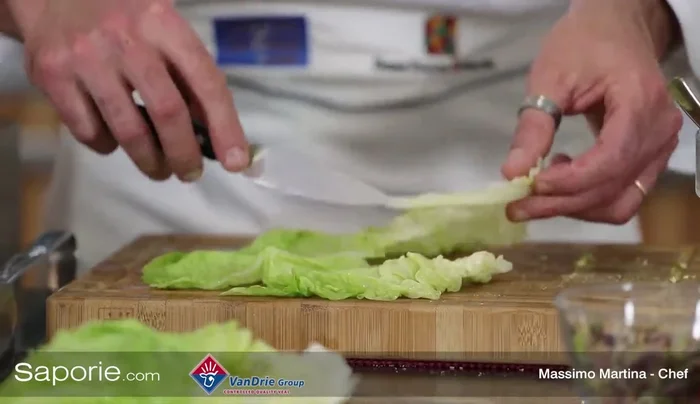 Riempire le foglie di cavolo verza con il ripieno, chiudere bene gli involtini.