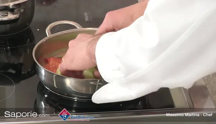 Aggiungere gli involtini allo stufato di pomodoro e cuocere per altri 5 minuti.