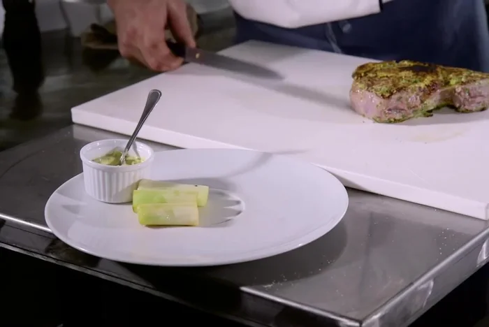 Tagliare il sottofiletto a fette e servirlo con i porri.