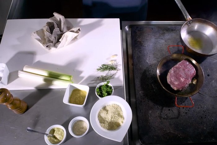 In un'altra padella, rosolare i porri tagliati a pezzi (circa 5cm) con olio e burro a fuoco lento, salare e coprire.