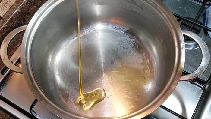 In un tegame, fate rosolare la cipolla in un giro d'olio per un paio di minuti a fiamma media.