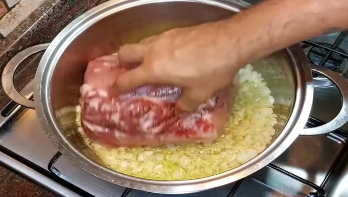 Aggiungete l'arista al tegame e rosolatela su tutti i lati per circa 2 minuti per lato, sempre a fiamma media.
