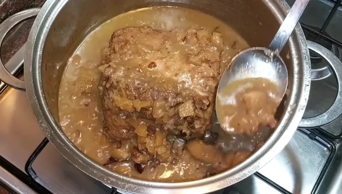 Trascorso il tempo di cottura, spegnete il fuoco e lasciate raffreddare l'arista prima di tagliarla a fette sottili (circa mezzo centimetro).