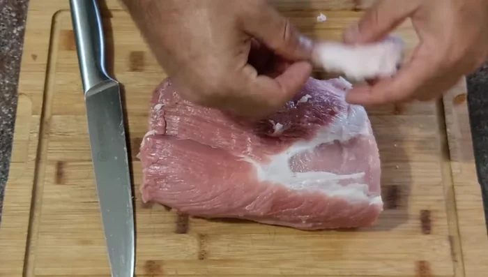 Mettete la carne in una ciotola, aggiungete olio, aglio, rosmarino, pepe nero (grattugiato fresco) e sale. Massaggiate bene per insaporire. Coprite con pellicola e lasciate riposare per almeno 30 minuti (a temperatura ambiente).