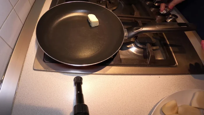 In una padella, sciogliete 30g di burro e fate rosolare le pere per circa 10 minuti, girandole, salandole e coprendo.