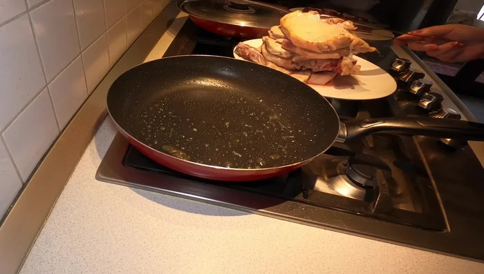 Nella padella delle costine, aggiungete le cipolle, un filo d'olio e cuocetele con un coperchio.