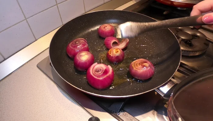Girate le cipolle e fatele rosolare. Aggiungete aceto e un cucchiaio di miele (o a piacere).