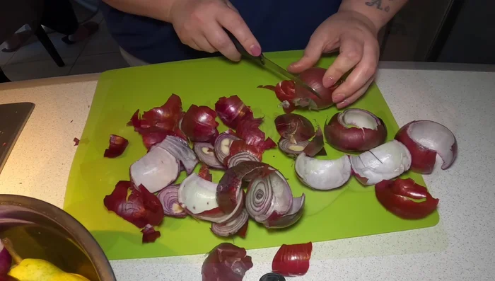 Pulite le cipolle rosse e lasciatele intere (scegliete quelle più piccole).