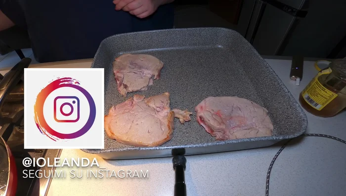 In una teglia, unite la carne, le cipolle, le pere e il sughetto delle padelle. Aggiungete pepe, altro aceto, due cucchiai di miele e un bicchiere d'acqua.