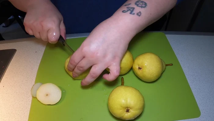 Sbucciate le pere e tagliatele a fette.