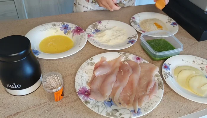 Preparare il pangrattato per la panatura: mescolare il pangrattato con la curcuma (facoltativo) e un pizzico di sale (236.54).