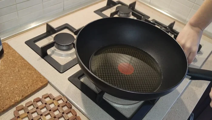 Friggere gli involtini in abbondante olio di semi caldo, fino a doratura (403.979).