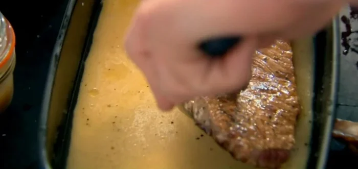 Mettere la carne nella marinata.