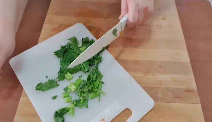 Mettere la pentola sul fuoco con l'olio extravergine di oliva. Inserire la carne e sigillarla su tutti i lati (operazione importante per evitare che fuoriescano i succhi e per ottenere una carne morbida). Usare una pinza o due cucchiai di legno per girare la carne senza bucarla.