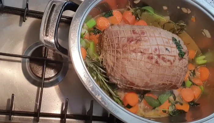 Aggiungere l'aglio, il rosmarino e il sale.