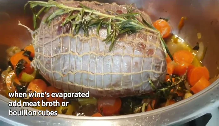 Una volta evaporato tutto il liquido rilasciato dalla carne, aggiungere il brodo di carne.