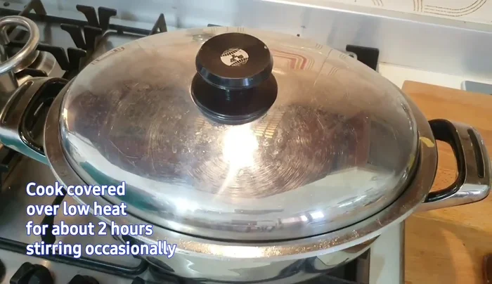Coprire con il coperchio e cuocere a fuoco bassissimo per circa un'ora (o fino a due ore, a seconda della grandezza dell'arrosto). Controllare di tanto in tanto la cottura.