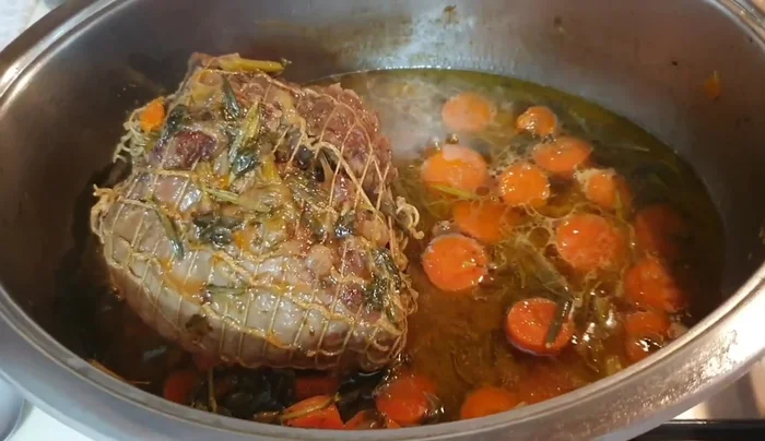 Togliere l'arrosto dal fuoco e lasciare raffreddare completamente (almeno 2 ore).
