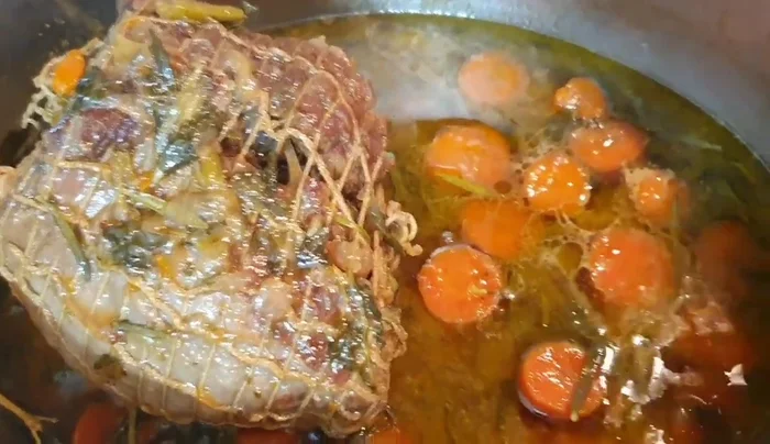 Frullare le verdure con il fondo di cottura del arrosto usando un minipimer, ottenendo un'emulsione.