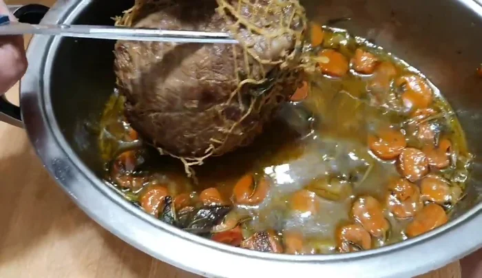 Tagliare l'arrosto a fette sottili usando un'affettatrice o un coltello affilato.