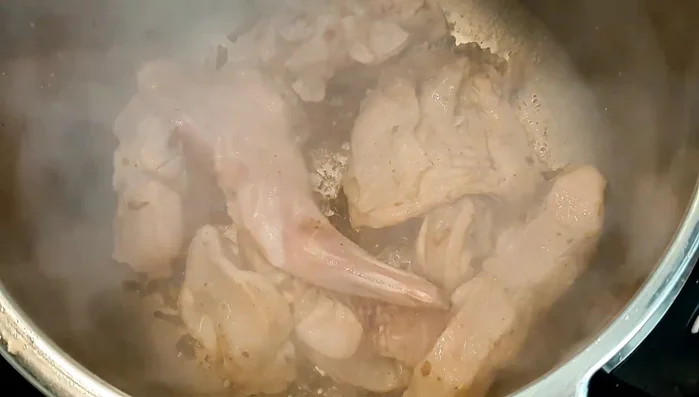 Aggiungere il vino bianco, il rosmarino, l'aglio a fettine e il peperoncino (se piace).