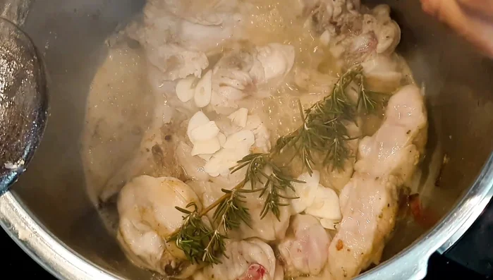Aggiungere le foglie di basilico.