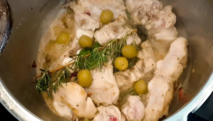 Aggiungere le olive, i capperi.
