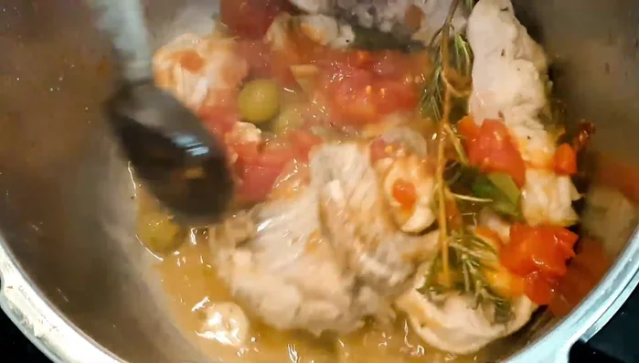 Unire i pomodori pelati e aggiustare di sale.