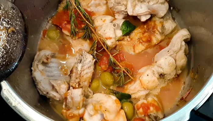 Aggiungere un po' d'acqua alla salsa di pomodoro.