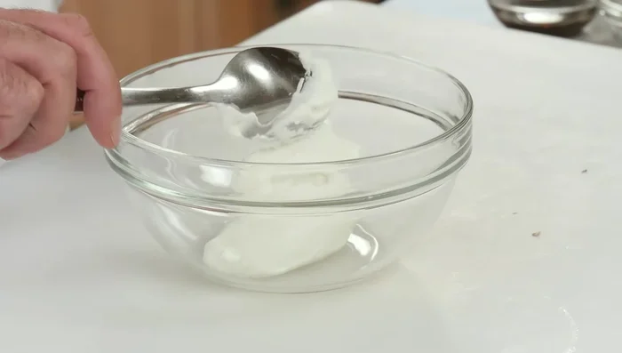 Preparare la salsa allo yogurt mescolando yogurt greco, olio, sale, e succo di lime (100.6).