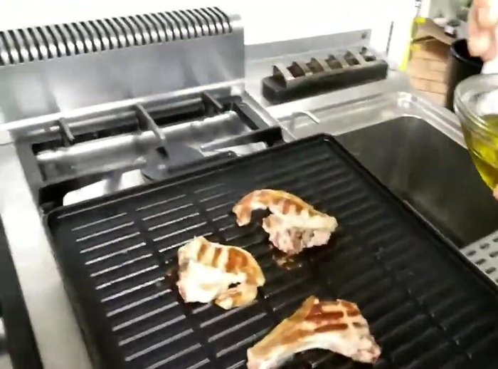 Insaporire la carne con olio aromatizzato, rosmarino e pepe.