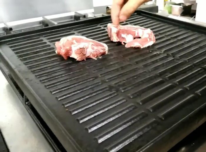 Cuocere le bistecche d'agnello sulla griglia, girandole una sola volta durante la cottura.