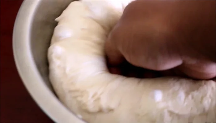 Stendere l'impasto per pizza (vedi ricetta nel video precedente o nella descrizione). Trasferire l'impasto in una teglia e cuocere in forno a 250° per 2 minuti.