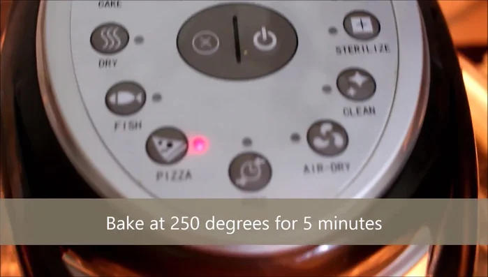 Cuocere la pizza in forno per 5 minuti, o finché non sarà cotta e dorata.