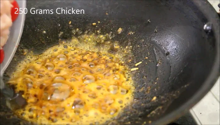 Aggiungere il pollo (petto di pollo tagliato a pezzetti) al burro e friggere per circa un minuto. Coprire e cuocere per 10 minuti, o finché il pollo non sarà cotto e avrà rilasciato la sua umidità.