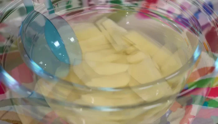 Pelare le patate e tenerle in acqua.