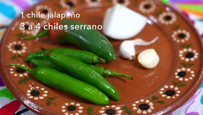 In una pentola, aggiungere i pomodori verdi in acqua calda e cuocerli finché non cambiano colore. Spegnere e lasciare finire la cottura con il calore residuo.