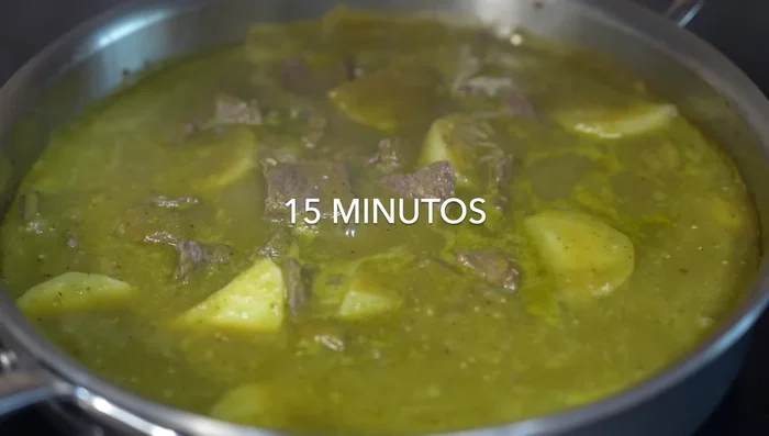 Dopo 15 minuti aggiungere le strisce di peperoni poblano e coprire per 20 minuti.