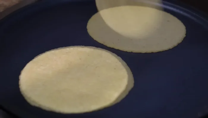 Servire la bistecca in salsa verde con tortillas di mais, riso rosso e altri contorni a piacere.