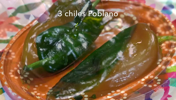 Arrostire i peperoni poblano con un po' d'olio per facilitare la sbucciatura. Una volta arrostiti, sbucciarli, privarli dei semi e tagliarne due a rajas, lasciando uno intero.