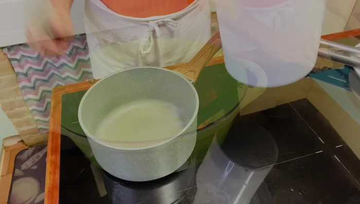 Scaldare il latte e la panna e aggiungere alle patate passate, mescolando con una frusta. Mantecare con burro e noce moscata. Aggiungere parmigiano a piacere.
