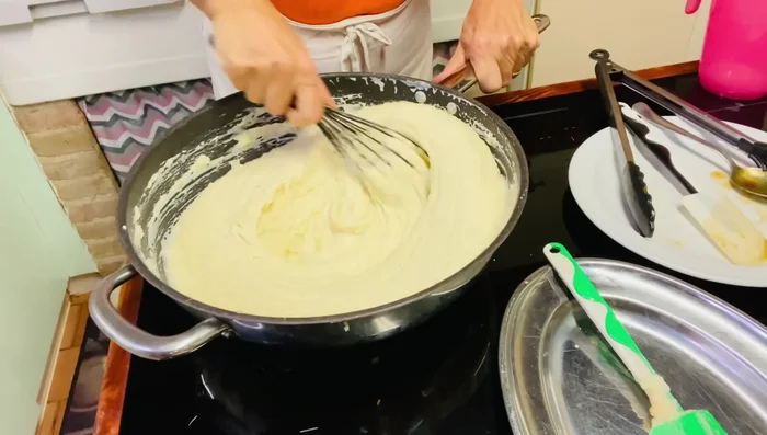 Impiattare lo stracotto con il purè e condire con il fondo di cottura ridotto.