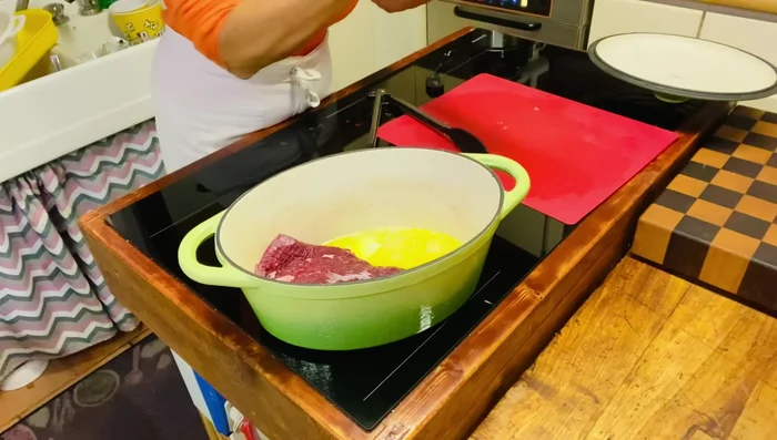 Rosolare bene la carne a fuoco alto, evitando di forarla, per sigillare i succhi. Girare la carne anche verticalmente.