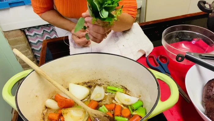 Unire un mazzetto di erbe aromatiche (timo, maggiorana, santoreggia, rosmarino, salvia, alloro).