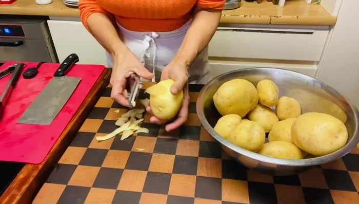 Nel frattempo, preparare il purè: lessare le patate pelate e schiacciarle con un passino a maglie strette.