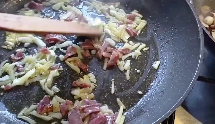 Aggiungere i piselli alla padella con la cipolla e il prosciutto. Cuocere separatamente. (150.43)