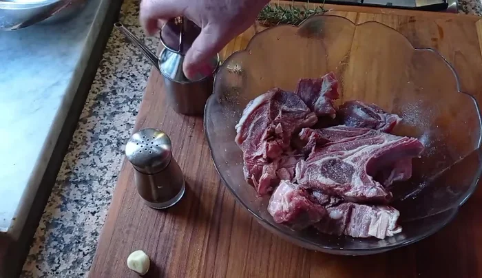 In una terrina, unire l'agnello (dopo averlo sciacquato), olio, rosmarino, sale, mezzo bicchiere di vino bianco. Mescolare bene. (255.5)